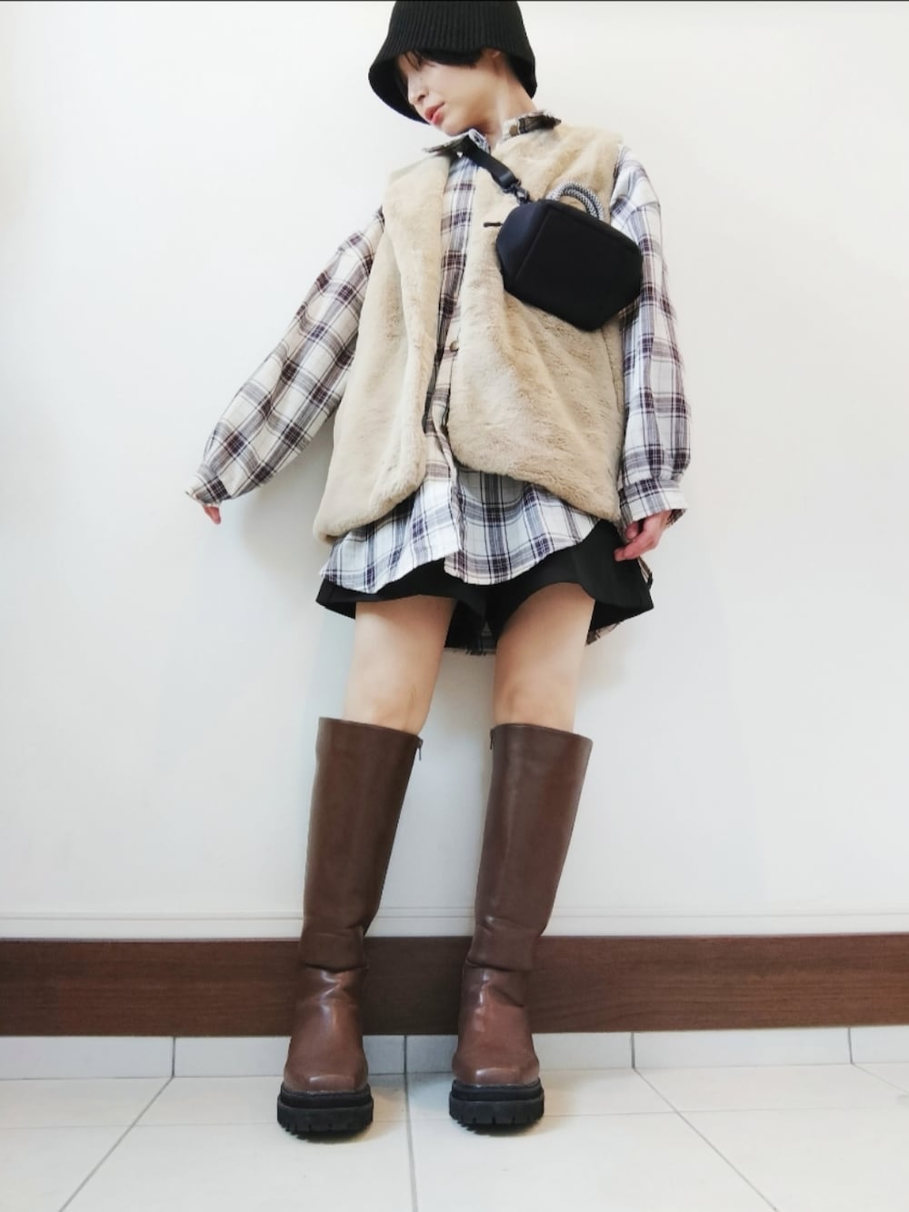 「ママコーデ、プチプラ、秋服まるっと大公開、チェック、シャツスタイル、ベスト、ショルダーバッグ、バケットハット、ブーツ、秋コーデ、ベージュ、骨格ウェーブ、低身長、ブラウン、淡色コーデ」｜「SPINNSのニットクローシュハット（ハット、ブラック系）」を使った、pikataさん（レディース・155cm）の秋コーディネートの1枚目の写真