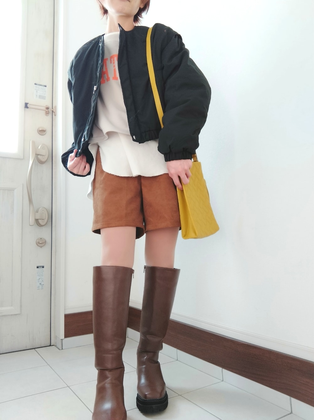 「ママコーデ、ママファッション、プチプラ、ブーツ、ショートパンツ、スウェット、レイヤードスタイル、骨格ウェーブ、イエベ春、冬コーデ」｜「EVOLの【EVOL】  トラックソールロングブーツ IR9620（ブーツ、ブラウン系）」を使った、pikataさん（レディース・155cm）の冬コーディネートの1枚目の写真