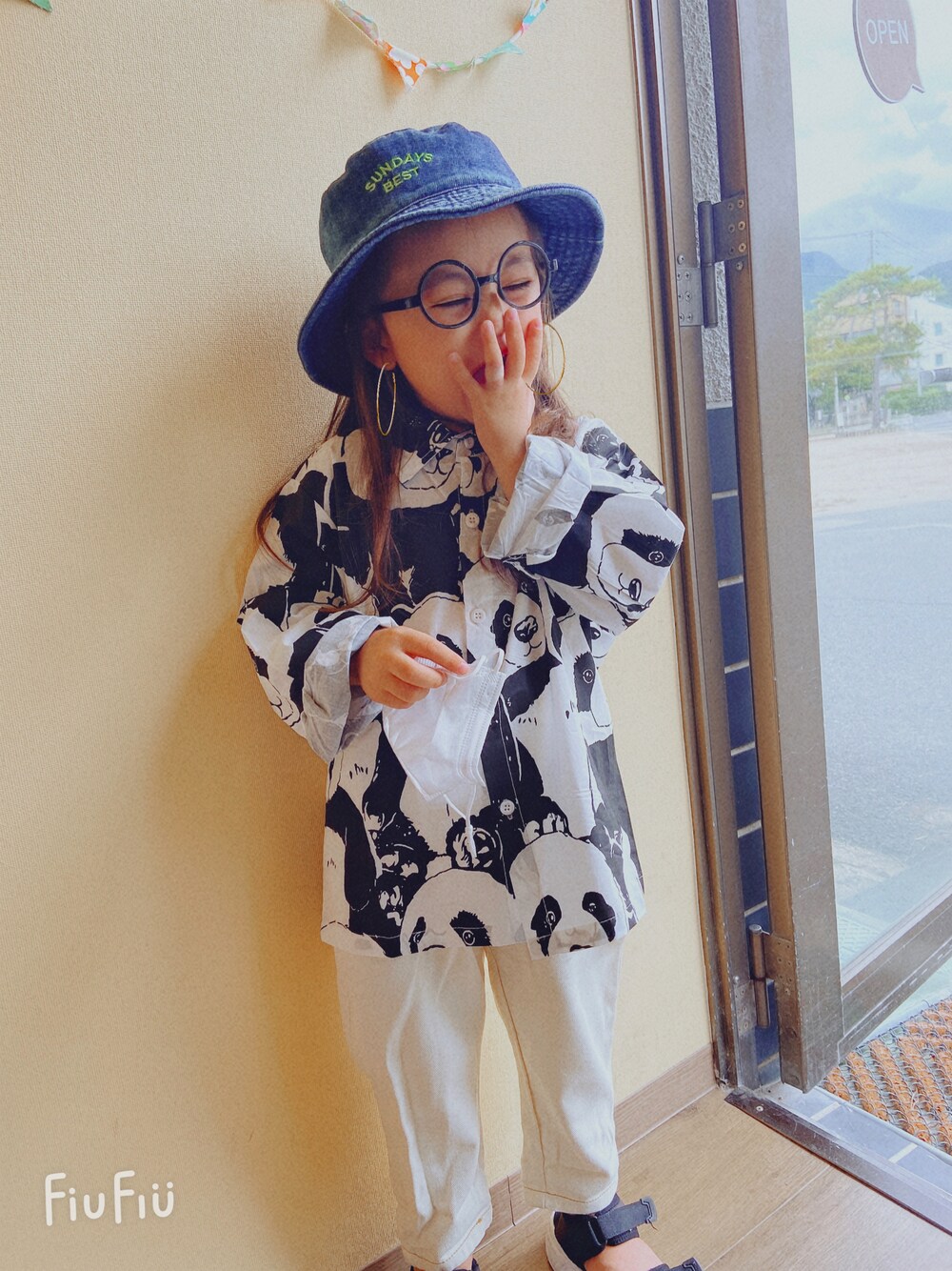 ホワイト系のジャケット/アウター、ブルー系のハットを着用したレディースの秋コーディネートの1枚目の写真