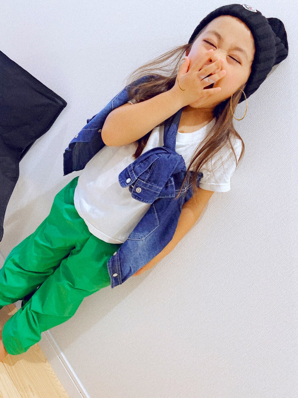 「JEANASISのアイテム（パンツ、グリーン系）」を使った、まいさんさんさん（キッズ・125cm）の秋コーディネートの1枚目の写真