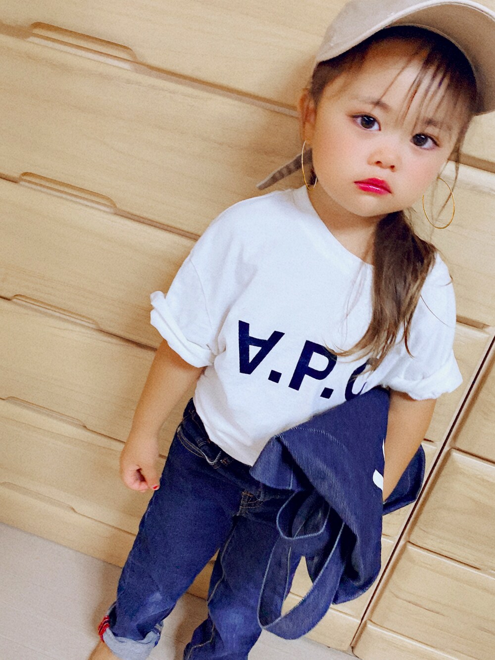 「A.P.C.のアイテム（Tシャツ/カットソー、ホワイト系）」を使った、まいさんさんさん（キッズ・110cm）の秋コーディネートの1枚目の写真