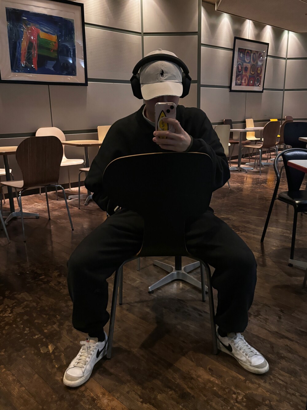 「メンズファッション、今日のコーデ、ブラック、秋冬コーデ、スエット、スエットパンツ、ノームコア、大学生、大学生コーデ」｜「WV PROJECTのWV PROJECT(ダブリューブイプロジェクト)/JEJE SWEATSHIRT/オーバーサイズ 襟付き スウェット【セットアップ対応商品】（スウェット、ブラック系）」を使った、hirokiさん（メンズ・173cm）の秋コーディネートの1枚目の写真