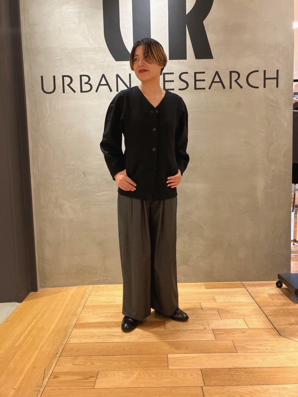 ブラック系のカーディガン/ボレロ、その他のその他パンツを着用したレディースの秋コーディネートの1枚目の写真