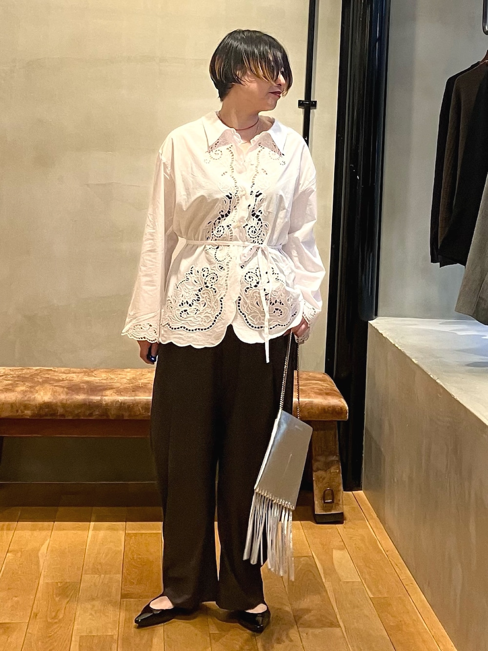 グレー系のその他パンツ、ブラック系のパンプス、ホワイト系のシャツ/ブラウスを着用したレディースの春コーディネートの1枚目の写真