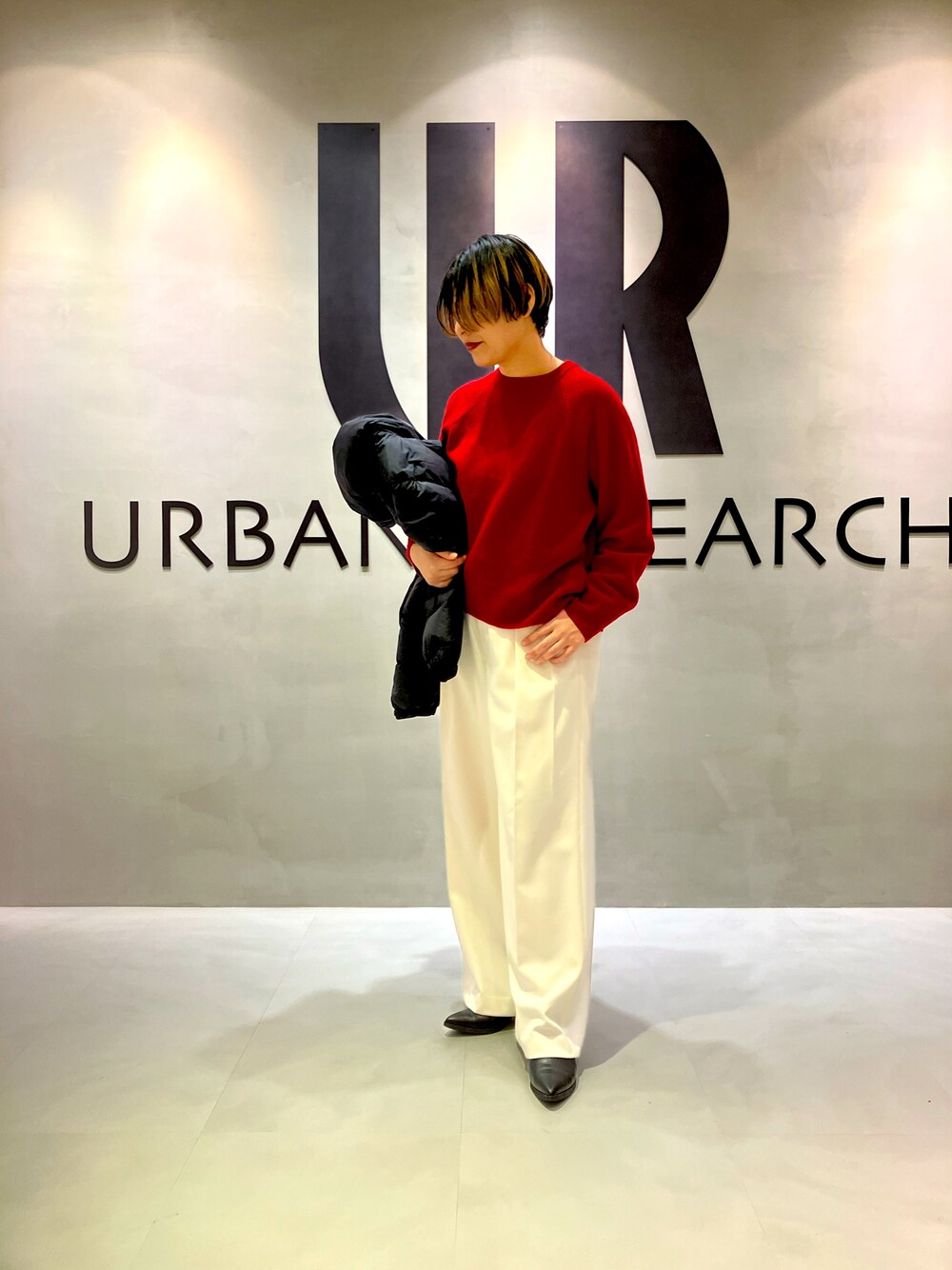 ホワイト系のその他パンツ、レッド系のニット/セーター、ブラック系のダウンジャケット/コートを着用したレディースの秋コーディネートの1枚目の写真