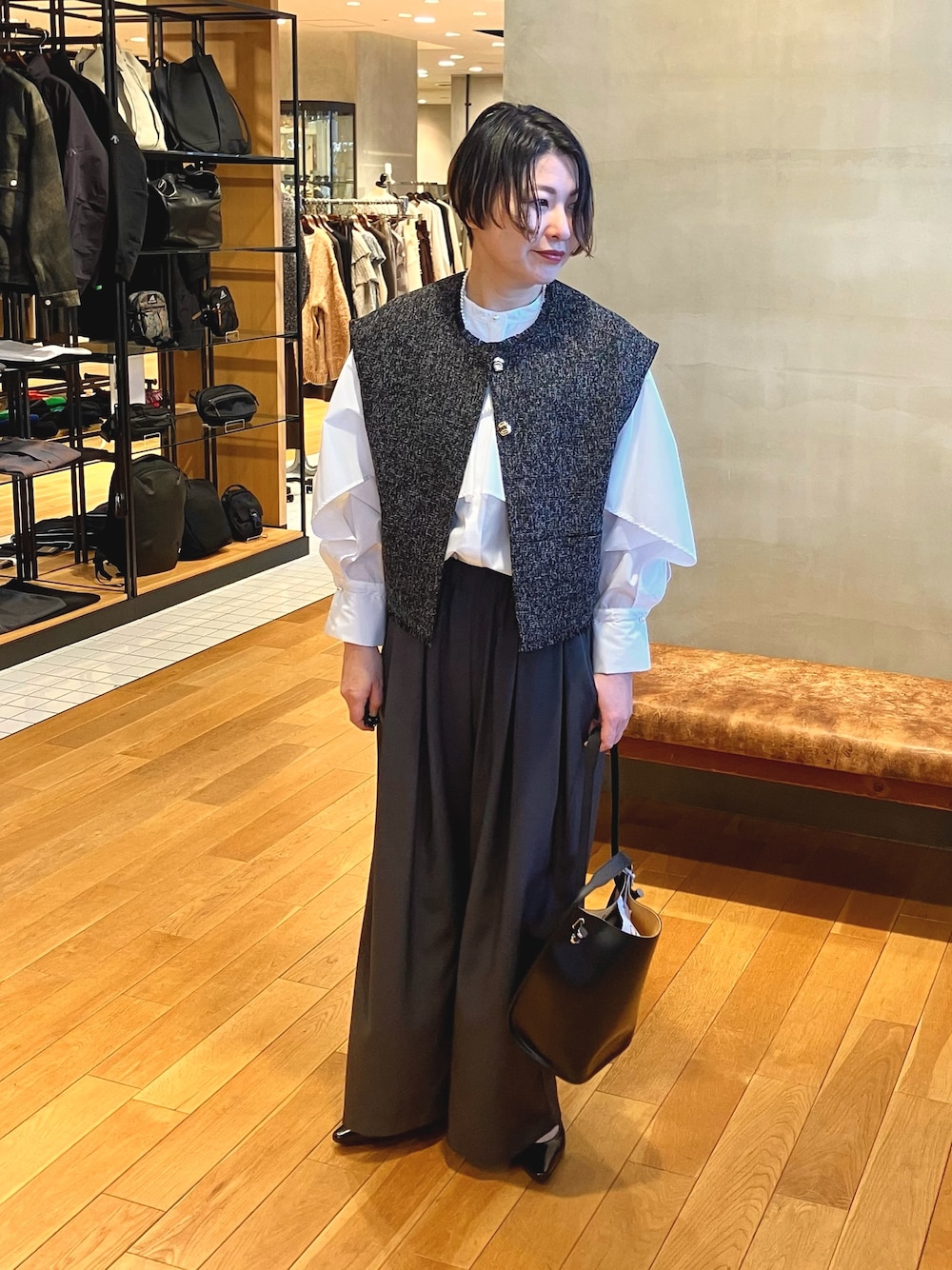 ブラック系のベスト、ホワイト系のシャツ/ブラウス、グレー系のその他パンツを着用したレディースの冬コーディネートの1枚目の写真