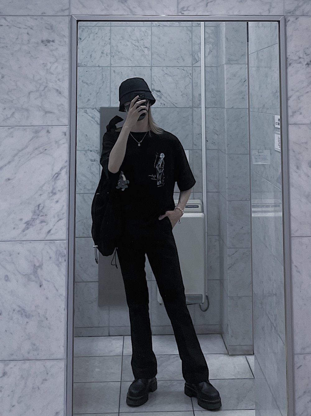「大人コーデ、モノトーンコーデ、ootd、キレイめ、オールブラック、夏コーデ、黒Tシャツ、シンプルスタイル、夏服コーデ、メンズコーデ」｜「AIVERのAIVER　ドローイングS/SセミクロップドTEE（Tシャツ/カットソー、ブラック系）」を使った、たけるさん（骨格ウェーブ・メンズ・175cm）の夏コーディネートの1枚目の写真
