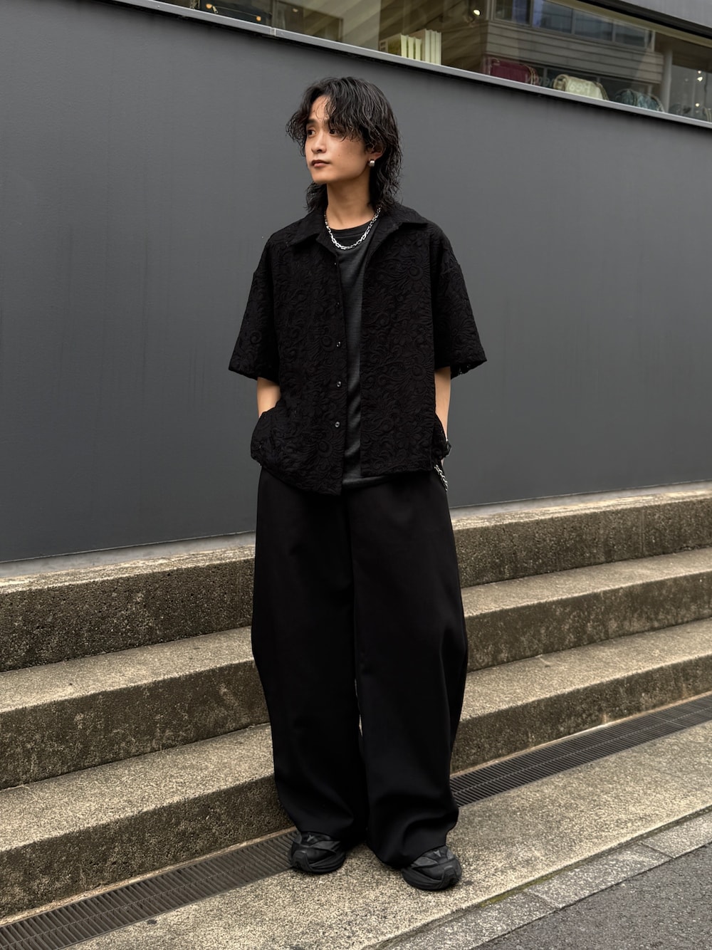 ブラック系のシャツ/ブラウス、グレー系のTシャツ/カットソー、ブラック系のスラックスを着用したメンズの夏コーディネートの1枚目の写真