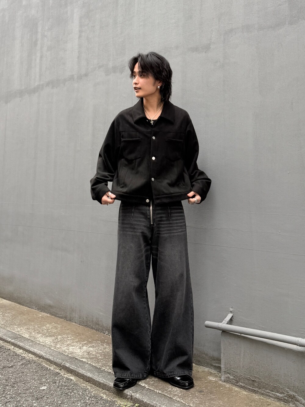 ブラック系のブルゾン、ブラック系のデニムパンツを着用したメンズの春コーディネートの1枚目の写真