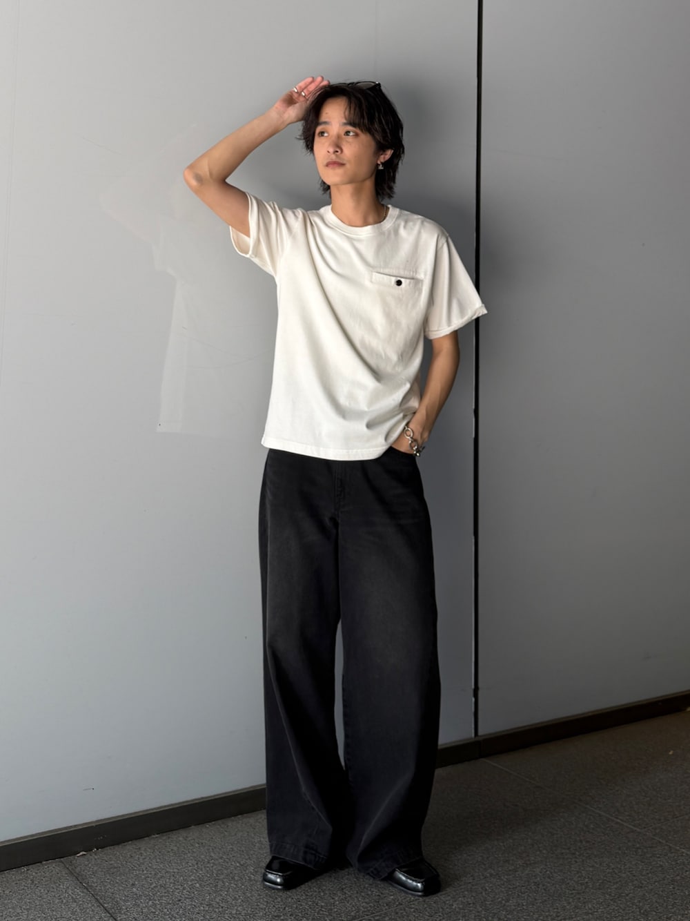ホワイト系のTシャツ/カットソー、ブラック系のデニムパンツを着用したメンズの夏コーディネートの1枚目の写真