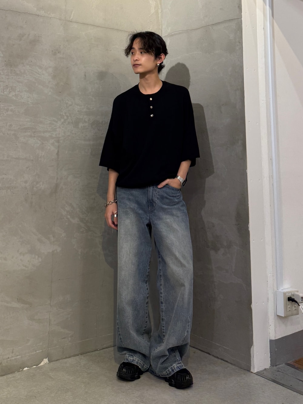 ブラック系のTシャツ/カットソー、ブルー系のデニムパンツを着用したメンズの夏コーディネートの1枚目の写真