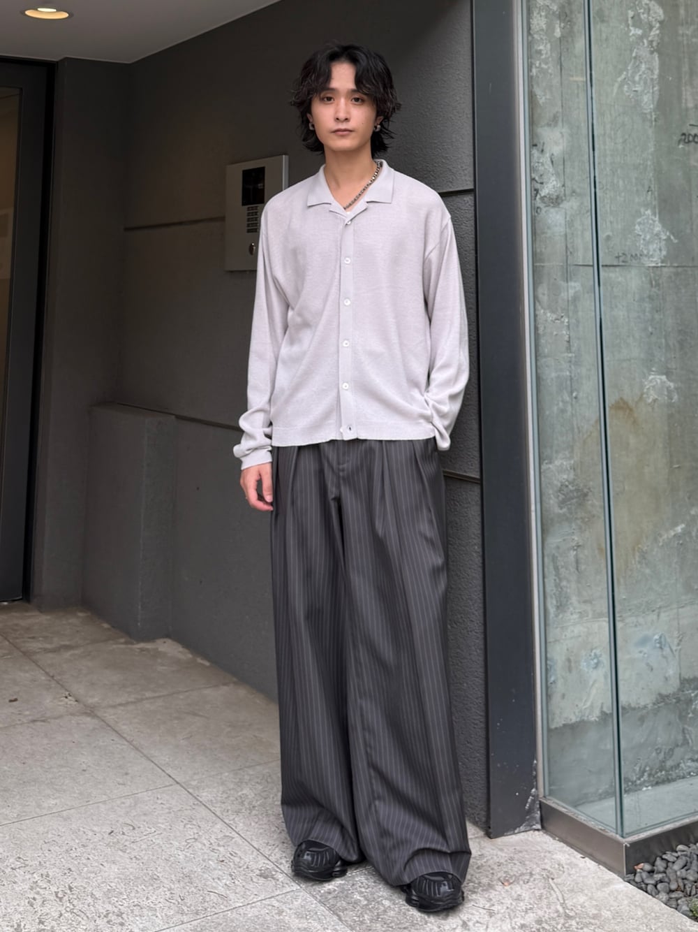 グレー系のスラックス、グレー系のシャツ/ブラウスを着用したメンズの夏コーディネートの1枚目の写真