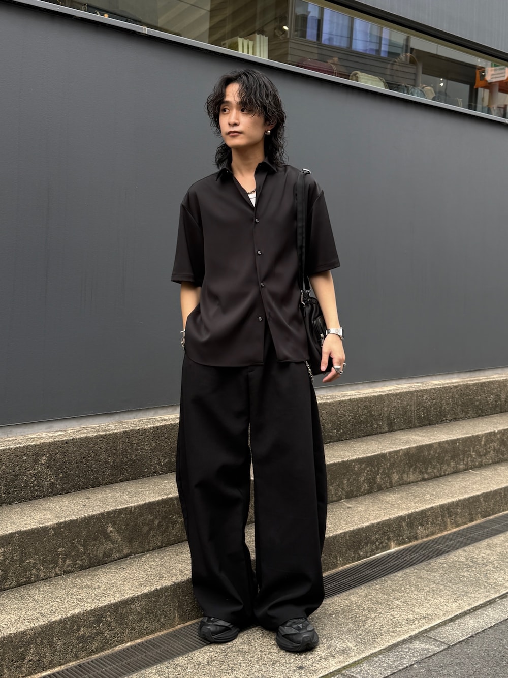 ブラック系のシャツ/ブラウス、ブラック系のショルダーバッグ、ブラック系のスラックスを着用したメンズの夏コーディネートの1枚目の写真