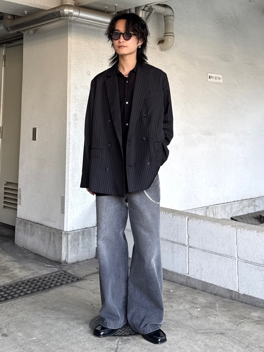 グレー系のテーラードジャケット、ブラック系のシャツ/ブラウス、ブラック系のデニムパンツを着用したメンズの春コーディネートの1枚目の写真