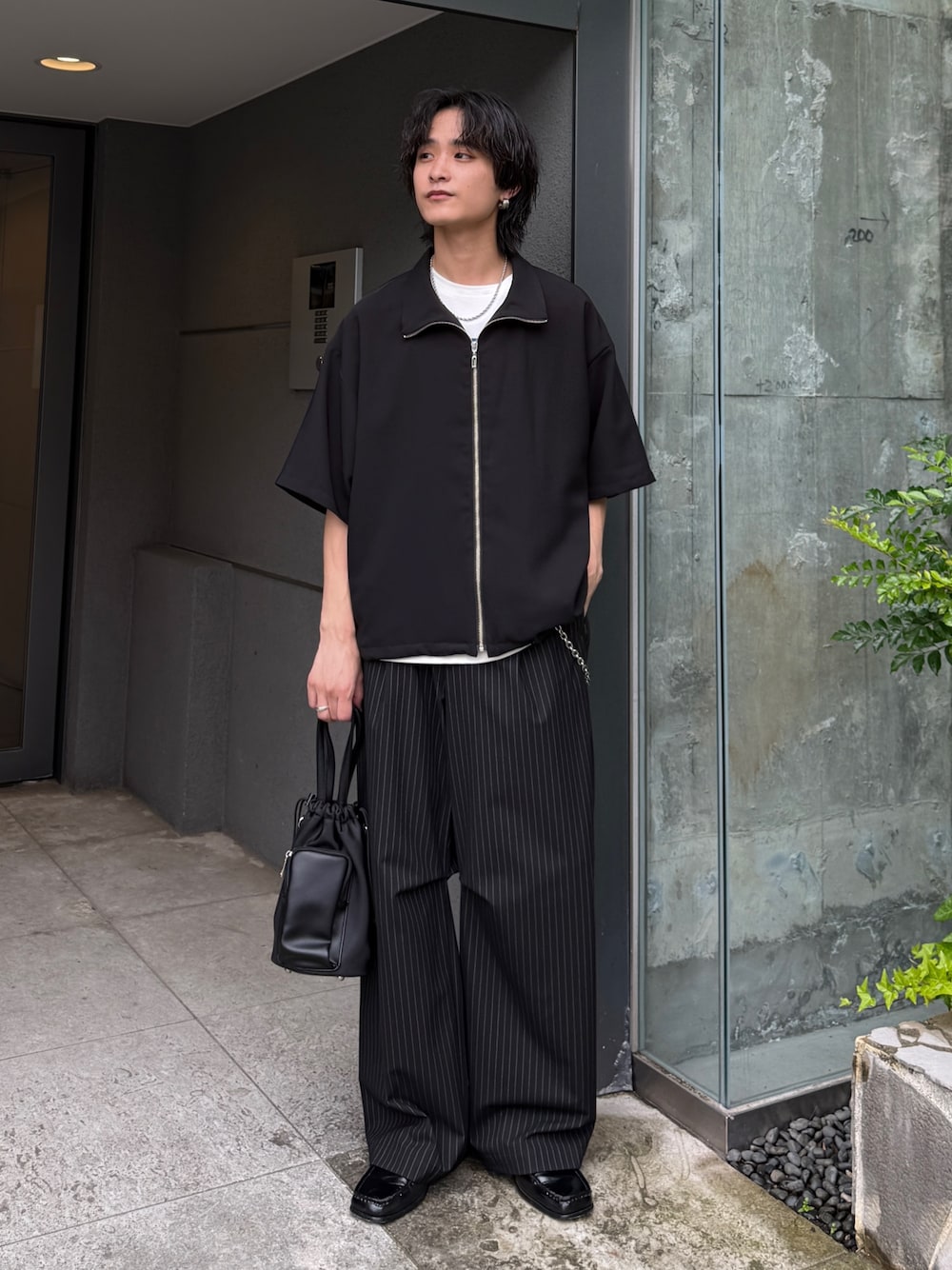 ブラック系のシャツ/ブラウス、ブラック系のスラックス、ブラック系のショルダーバッグを着用したメンズの夏コーディネートの1枚目の写真