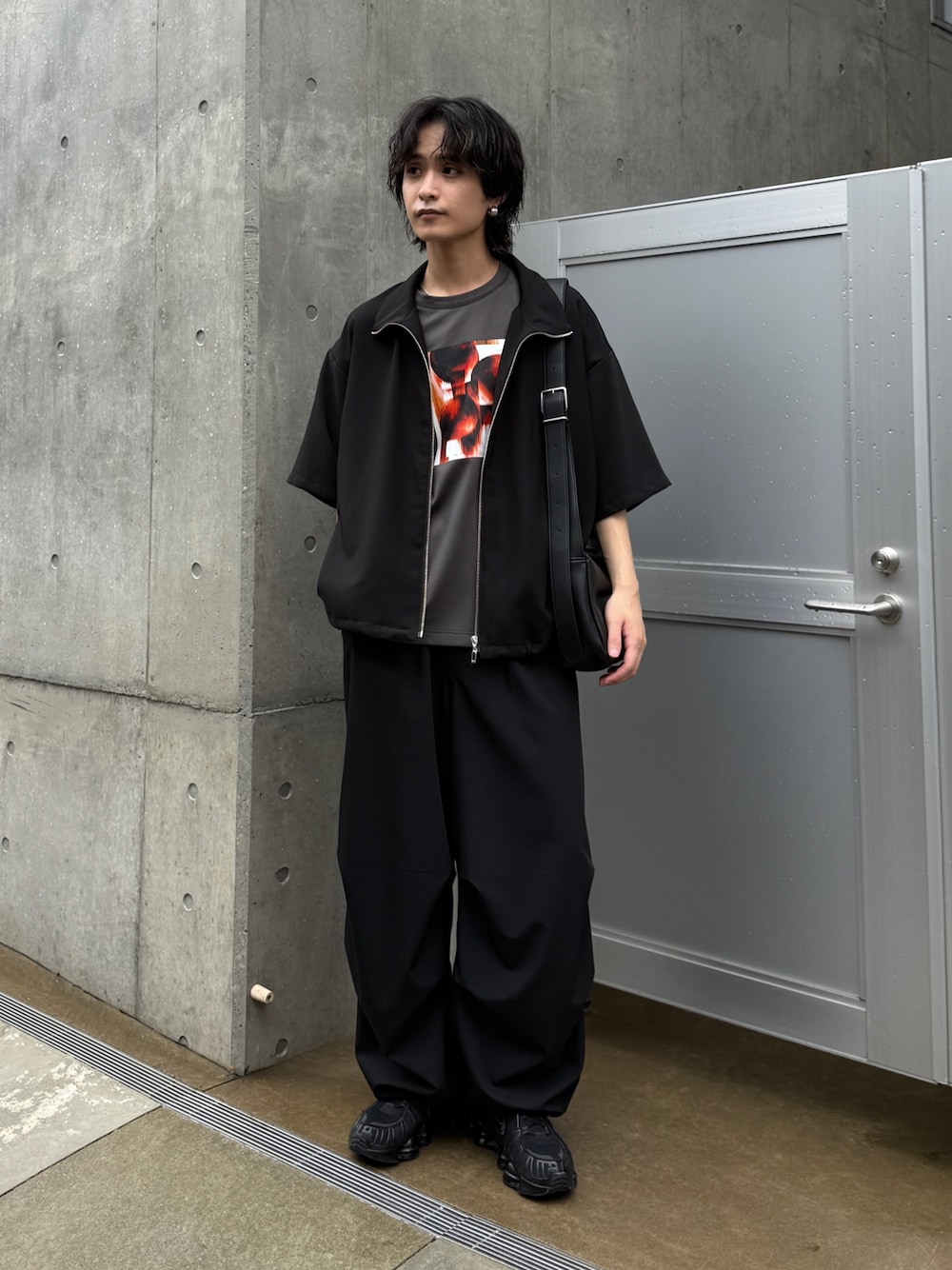ブラック系のシャツ/ブラウス、グレー系のTシャツ/カットソー、ブラック系のスラックスを着用したメンズの夏コーディネートの1枚目の写真