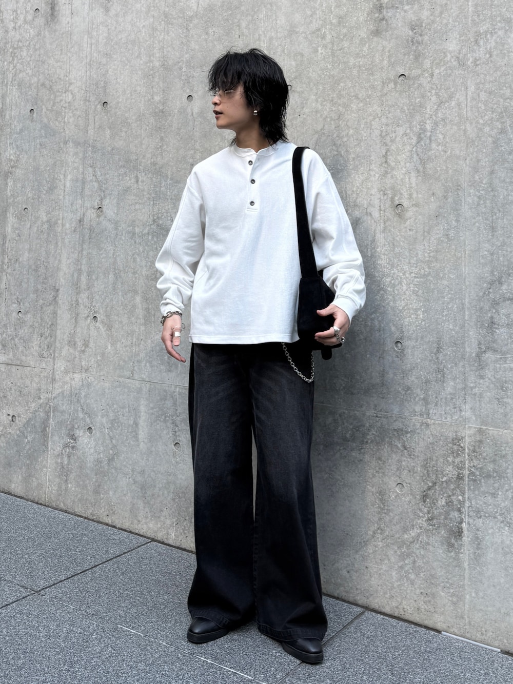 ホワイト系のTシャツ/カットソー、ブラック系のショルダーバッグ、ブラック系のデニムパンツを着用したメンズの春コーディネートの1枚目の写真