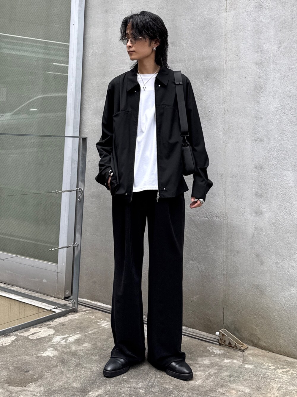 ブラック系のシャツ/ブラウス、ブラック系のその他パンツ、ブラック系のショルダーバッグを着用したメンズの春コーディネートの1枚目の写真