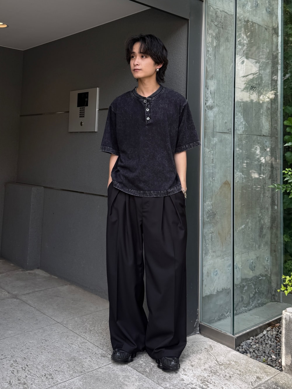 グレー系のTシャツ/カットソー、ブラック系のスラックスを着用したメンズの夏コーディネートの1枚目の写真