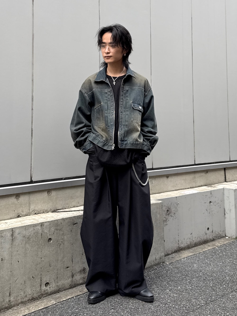 ブルー系のデニムジャケット、ブラック系のTシャツ/カットソー、ブラック系のその他パンツを着用したメンズの春コーディネートの1枚目の写真