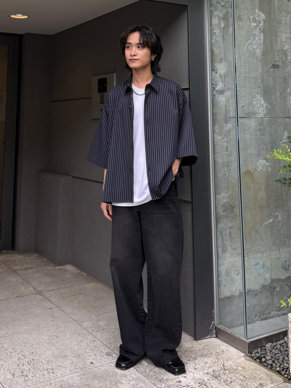 ブルー系のシャツ/ブラウス、ホワイト系のタンクトップ、ブラック系のデニムパンツを着用したメンズの夏コーディネートの1枚目の写真