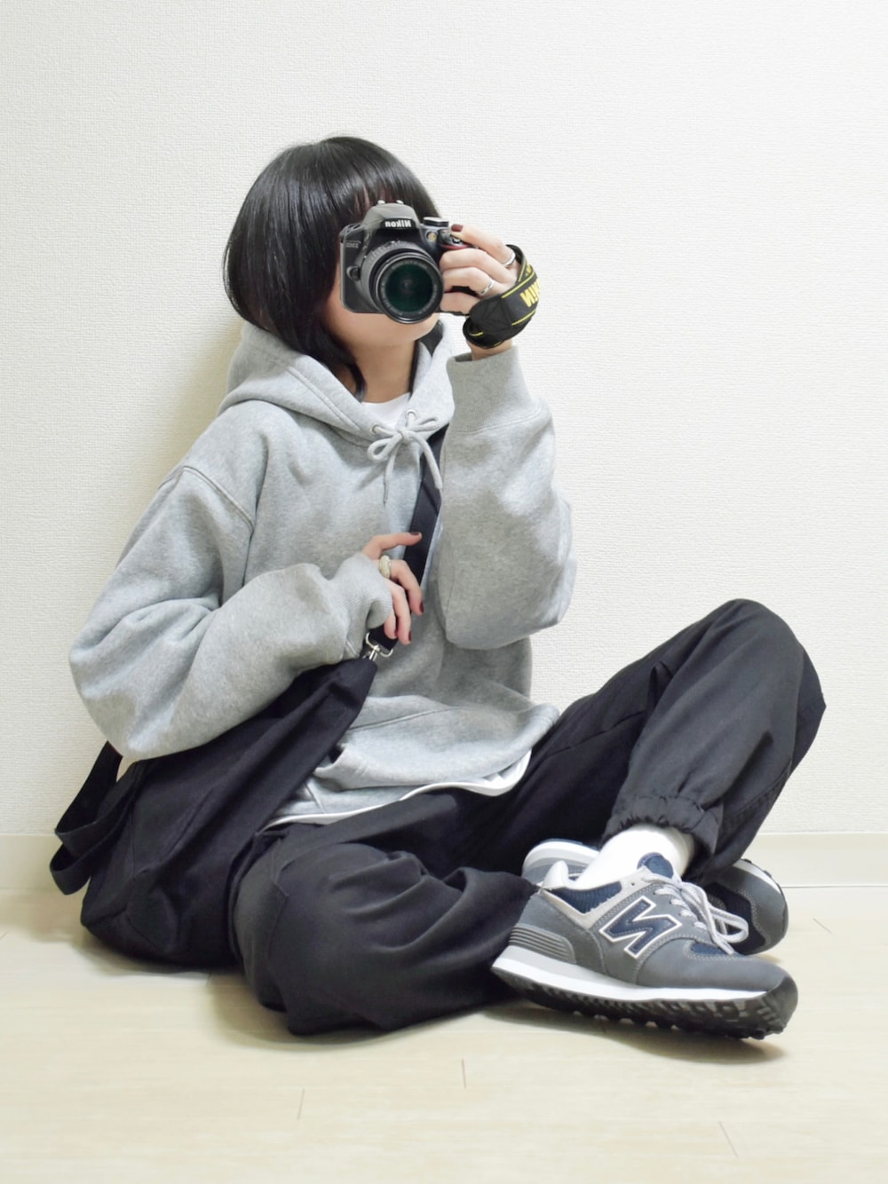 「パーカー、カーゴパンツ、ジョガーパンツ、GU、プチプラ、ショルダーバッグ、スポーツミックス、カジュアルコーデ、モノトーン、ストリート、冬コーデ、レイヤードスタイル、メンズライク、ボーイッシュ、低身長」｜「GUのアイテム（パーカー、グレー系）」を使った、てんさん（骨格ストレート・レディース・155cm）の秋コーディネートの1枚目の写真