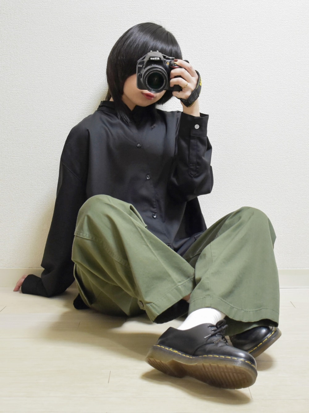 「チャイナシャツ、黒シャツ、シャツスタイル、スタンドカラー、スタンドカラーシャツ、カーゴパンツ、カーキパンツ、ワイドパンツ、グリーンコーデ、GU、ミリタリー、レトロ、メンズライク、ユニセックス、プチプラ」｜「INTER FACTORYの【新色追加/ユニセックス】ファッションインフルエンサー てん  - チャイナボタンスタンドカラーシャツ　made in INTER FACTORY（シャツ/ブラウス、ブラック系）」を使った、てんさん（レディース・155cm）の冬コーディネートの1枚目の写真