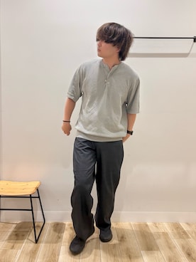 「URBAN RESEARCH DOORS(アーバンリサーチドアーズ)の『吸水速乾/防シワ/イージーケア/UVカット』DRYMIX カノコ ショートスリーブヘンリーネックニット(ニット/セーター、グレー系)」を使った、4yato Komatsubaraさん(メンズ・172cm)の夏コーディネート
