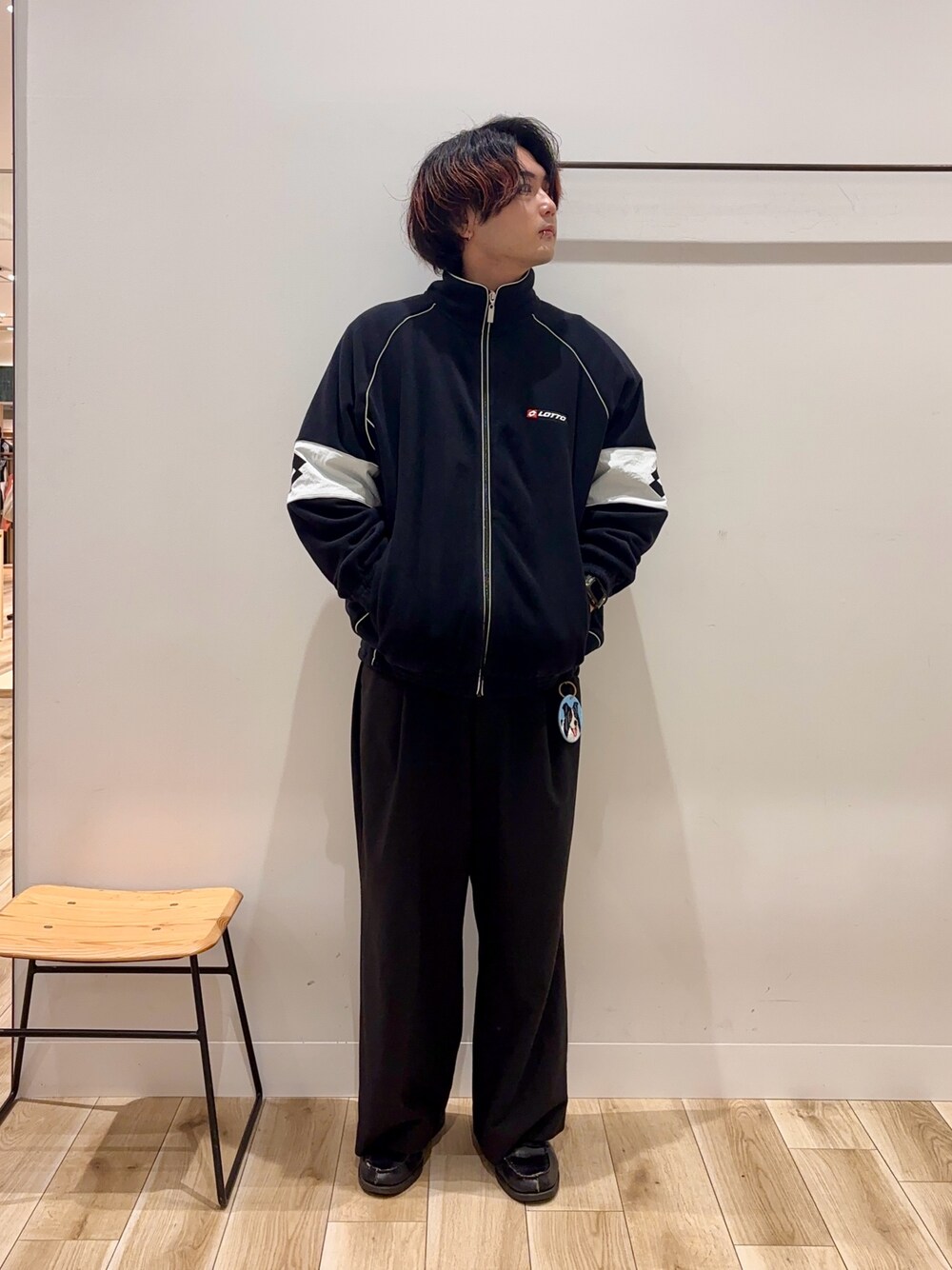 ブラック系のブルゾンを着用したメンズの秋コーディネートの1枚目の写真