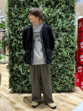 「KBF（ケイビーエフ）のアイテム（スラックス）」を使った、4yato Komatsubaraさん（メンズ・172cm）の秋コーディネート