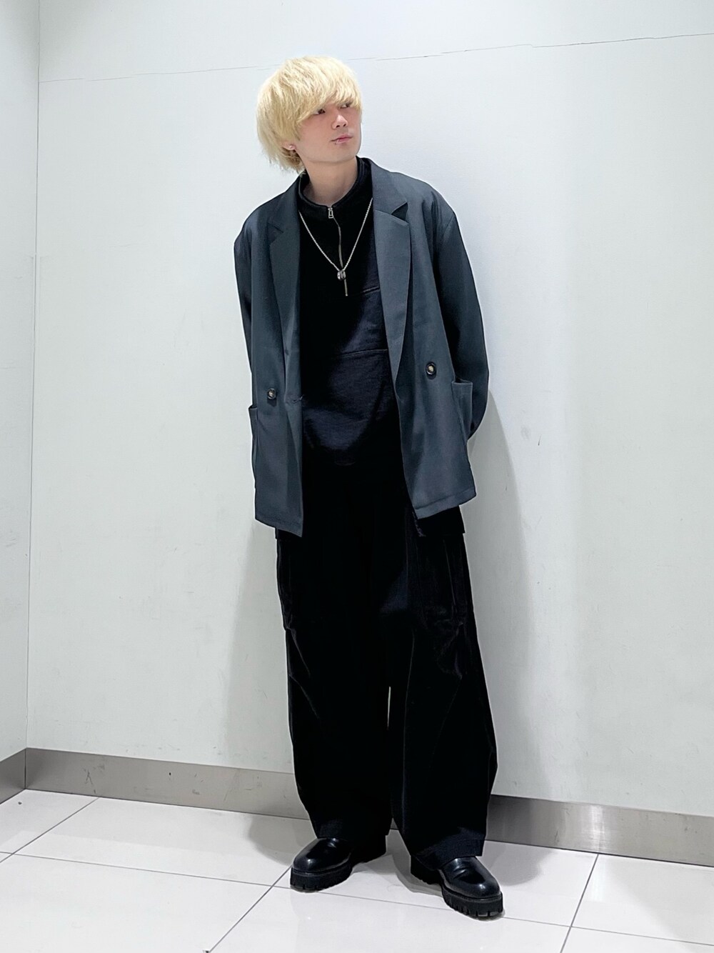 「きれいめカジュアル、ワイドパンツ、レザー、ストリート、カーゴパンツ、ブーツ、レイヤードスタイル、冬コーデ、スウェット、モノトーン、SENSEOFPLACE、モード、キレイめ、ジャケット、アウター」｜「Instagram📸のアイテム（その他、ブルー系）」を使った、4yato Komatsubaraさん（メンズ・172cm）の冬コーディネートの1枚目の写真