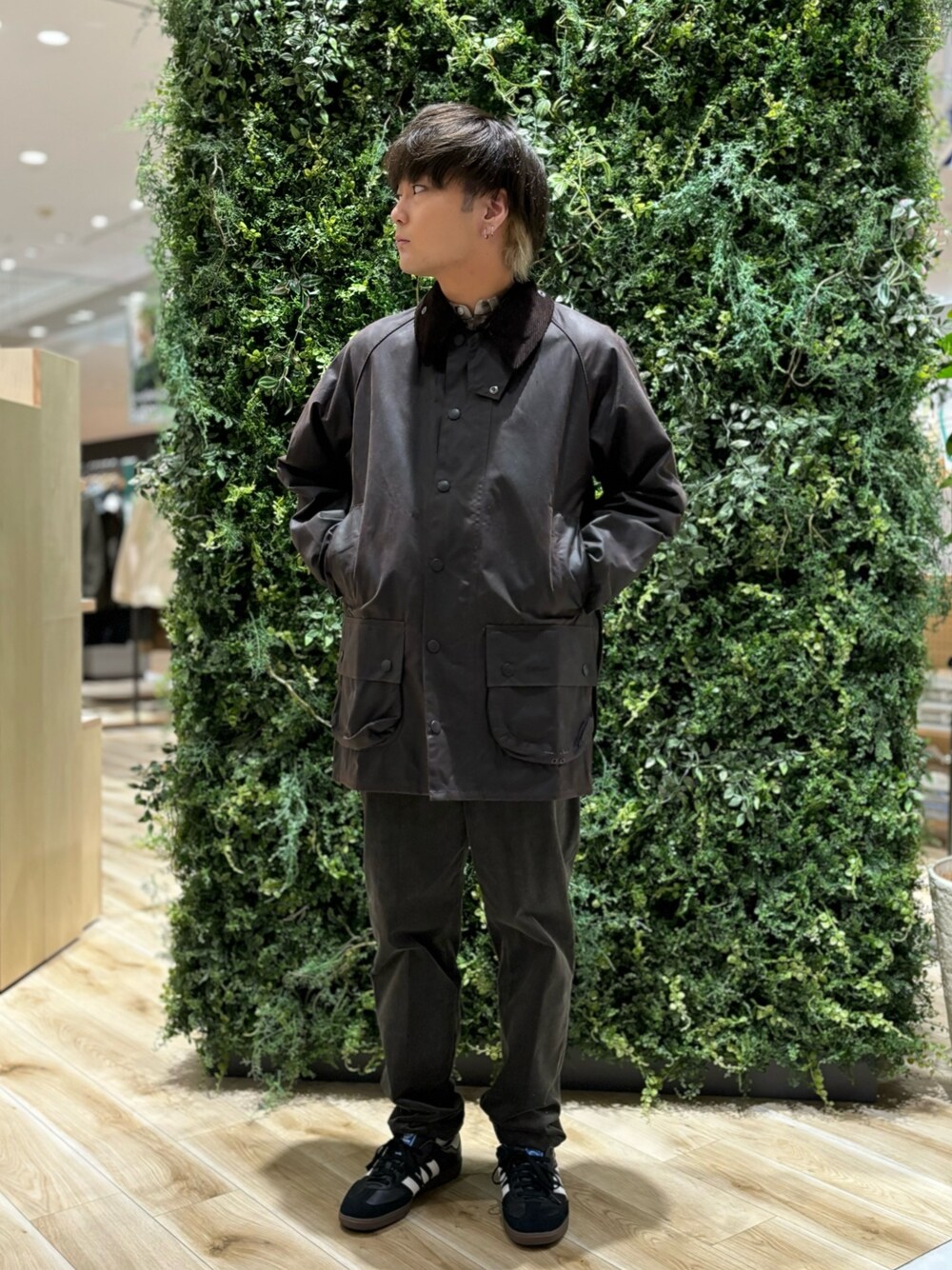 「おしゃ見えテクニック、レイヤードスタイル、秋コーデ、スニーカー、お出かけコーデ、コーデュロイ、休日スタイル、秋冬コーデ、キレイめ、大人コーデ、URBAN RESEARCH DOORS、URBAN RESEARCH、ジャケット、シャツ、barbour」｜「Instagram📸のアイテム（その他、ブルー系）」を使った、4yato Komatsubaraさん（メンズ・172cm）の秋コーディネートの1枚目の写真