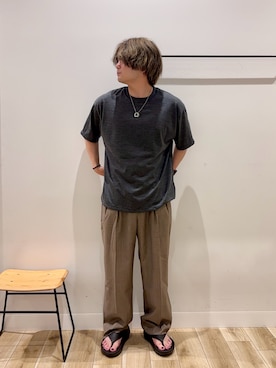 「URBAN RESEARCH(アーバンリサーチ)の『洗濯可』new basic WASHABLE MERINO WOOL T-SHIRTS(Tシャツ/カットソー、グレー系)」を使った、4yato Komatsubaraさん(メンズ・172cm)の夏コーディネート