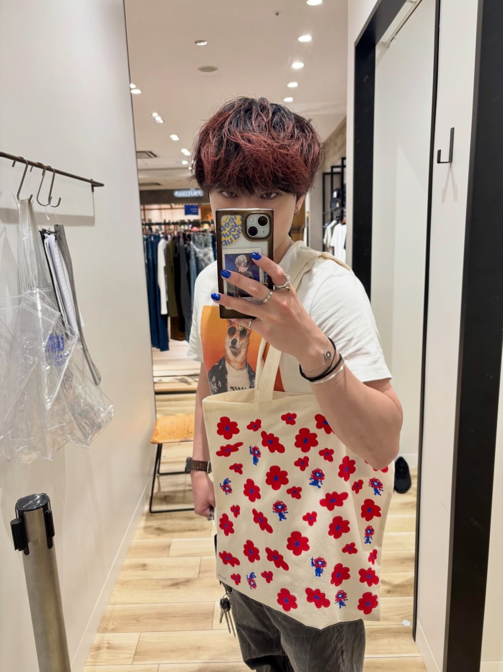 「秋服準備はじめました、白Tシャツ、きれいめカジュアル、シンプルコーデ、トートバッグ、モノトーン、秋コーデ、小物で作る初秋コーデ、旬顔デニムコーデ、初秋コーデ、今日のコーデ、お出かけコーデ、URBAN RESEARCH DOORS、URBAN RESEARCH、デニム」｜「大阪万博 × URBANRESEARCHのアイテム（エコバッグ/サブバッグ、ホワイト系）」を使った、4yato Komatsubaraさん（メンズ・172cm）の秋コーディネートの1枚目の写真