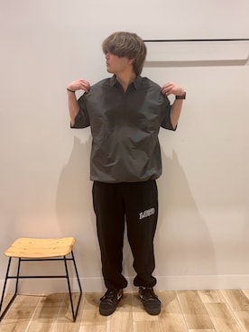 「URBAN RESEARCH DOORS(アーバンリサーチドアーズ)のアイテム(トップス、グレー系)」を使った、4yato Komatsubaraさん(メンズ・172cm)の春コーディネート