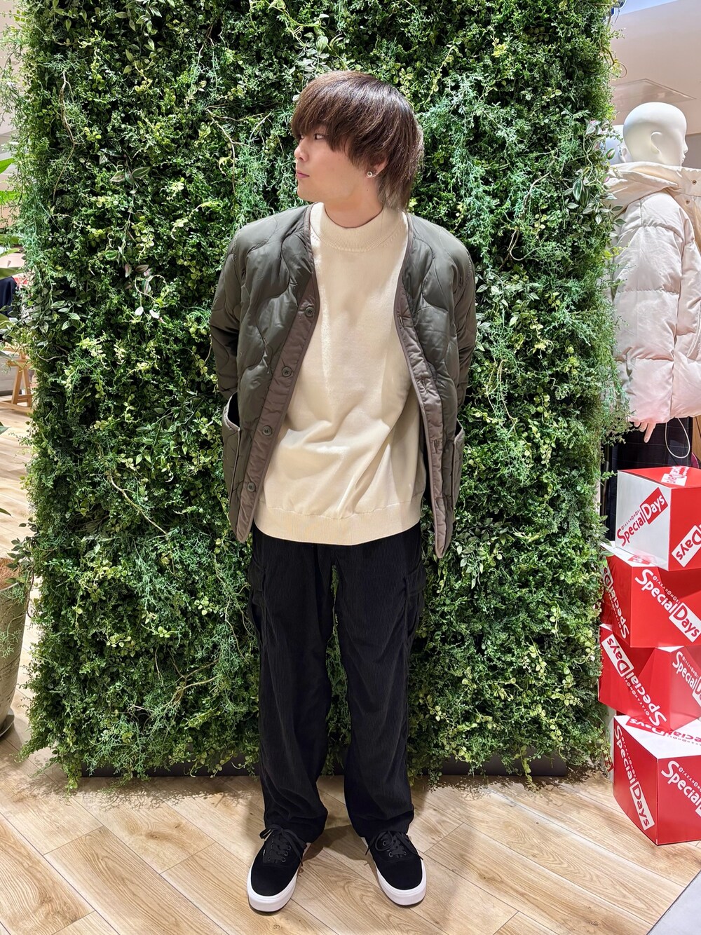 「大人コーデ、レイヤードスタイル、シンプルスタイル、冬服、カジュアルコーデ、きれいめカジュアル、お出かけコーデ、スニーカー、カーゴパンツ、秋冬コーデ、キルティングジャケット、キルティング、URBAN RESEARCH、URBAN RESEARCH DOORS、カジュアル」｜「Instagram📸のアイテム（その他、ブルー系）」を使った、4yato Komatsubaraさん（メンズ・172cm）の冬コーディネートの1枚目の写真