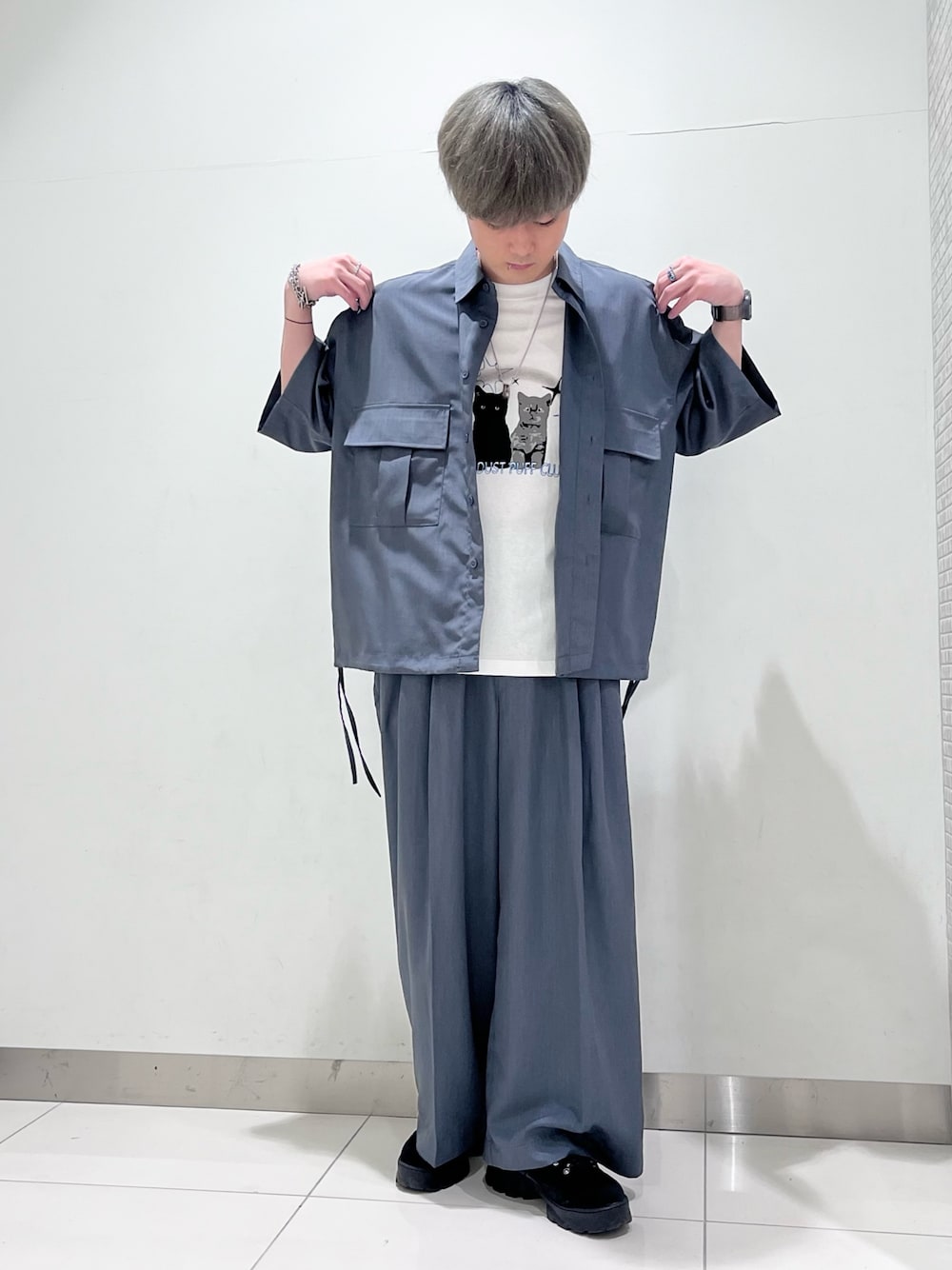 グレー系のシャツ/ブラウス、ホワイト系のTシャツ/カットソー、グレー系のその他パンツを着用したメンズの夏コーディネートの1枚目の写真