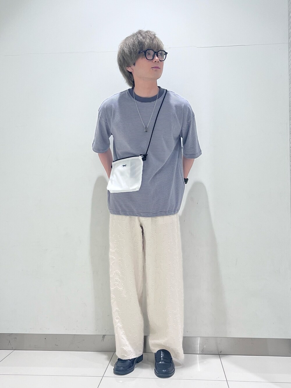 グレー系のTシャツ/カットソー、グリーン系のショルダーバッグ、ホワイト系のデニムパンツを着用したメンズの春コーディネートの1枚目の写真