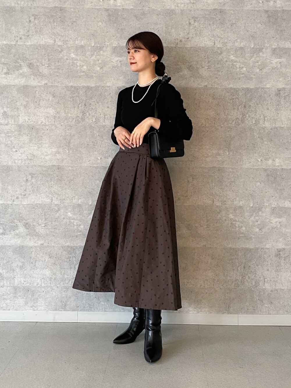 「秋のコーデ、オトナカワイイ、オトナカジュアル、きれいめカジュアル、リブニット、スカート、フレアスカート、ドット、ドットスカート、レディライク、ブーツ、秋色」｜「Rouge vifの【アンサンブル対応】ワイドリブプルオーバー（ニット/セーター、ブラック系）」を使った、yunaさん（レディース・161cm）の秋コーディネートの1枚目の写真