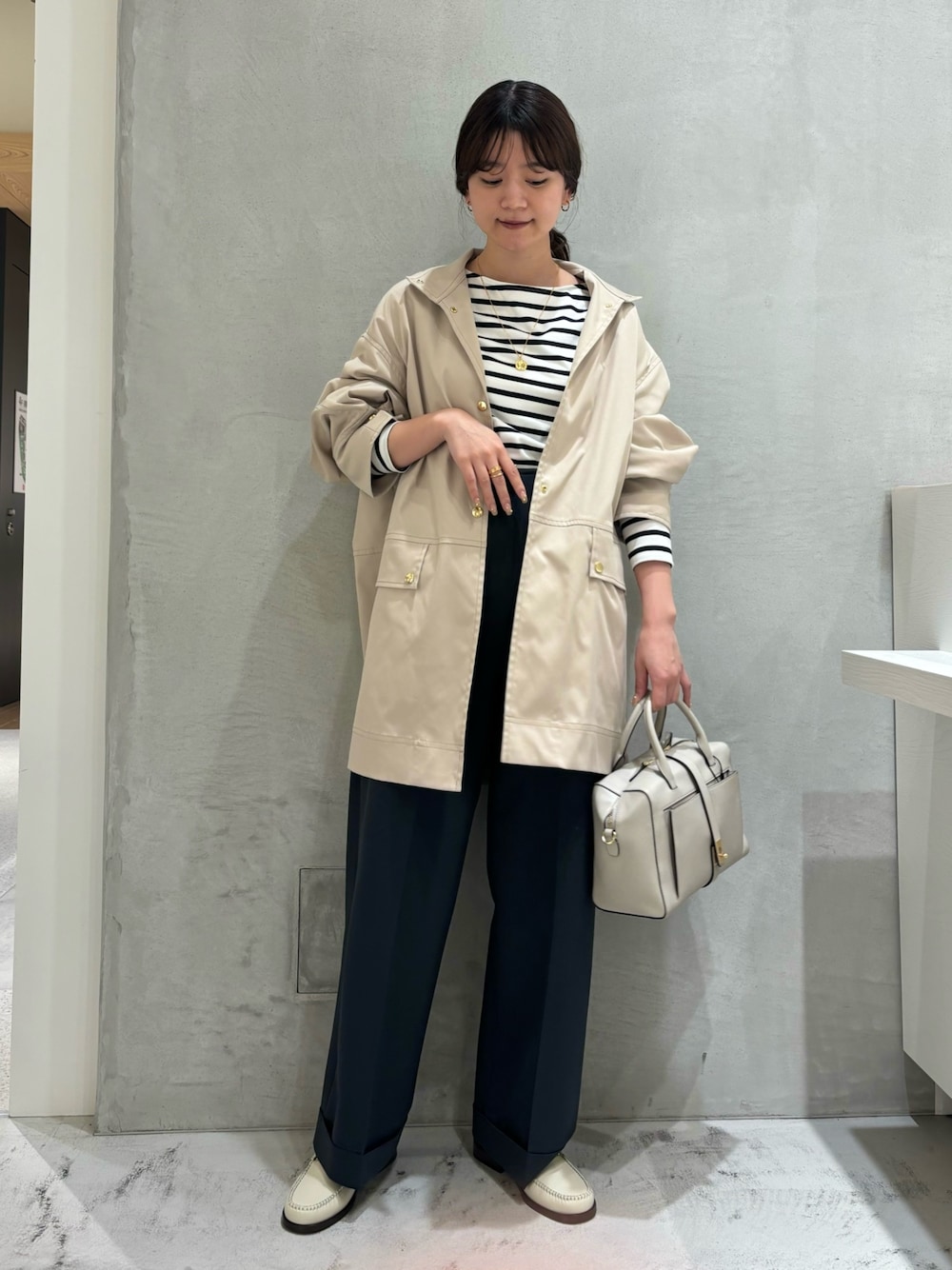 「ローファー、シンプルコーデ、春色、春アウター、コート、トレンチコート、ワイドパンツ、パンツスタイル、サスペンダーパンツ、ボーダー、ハンドバッグ、Rougevif、ルージュヴィフ」｜「Rouge vif AnnaのバックVボーダーロンT（Tシャツ/カットソー、ブラック系）」を使った、yunaさん（レディース・161cm）の冬コーディネートの1枚目の写真
