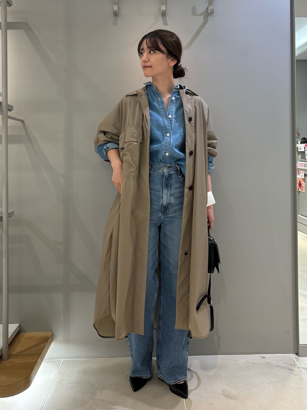 「コート、トレンチコート、デニム、デニムシャツ、シャツスタイル、春のおしゃ見えテクニック、Rougevif、ルージュヴィフ、春コーデ、春服みてみて、セットアップ、春アウター、ロングコート、ハンドバッグ」｜「Rouge vifの撥水ナイロンライトコート（その他アウター、ベージュ系）」を使った、yunaさん（レディース・161cm）の春コーディネートの1枚目の写真