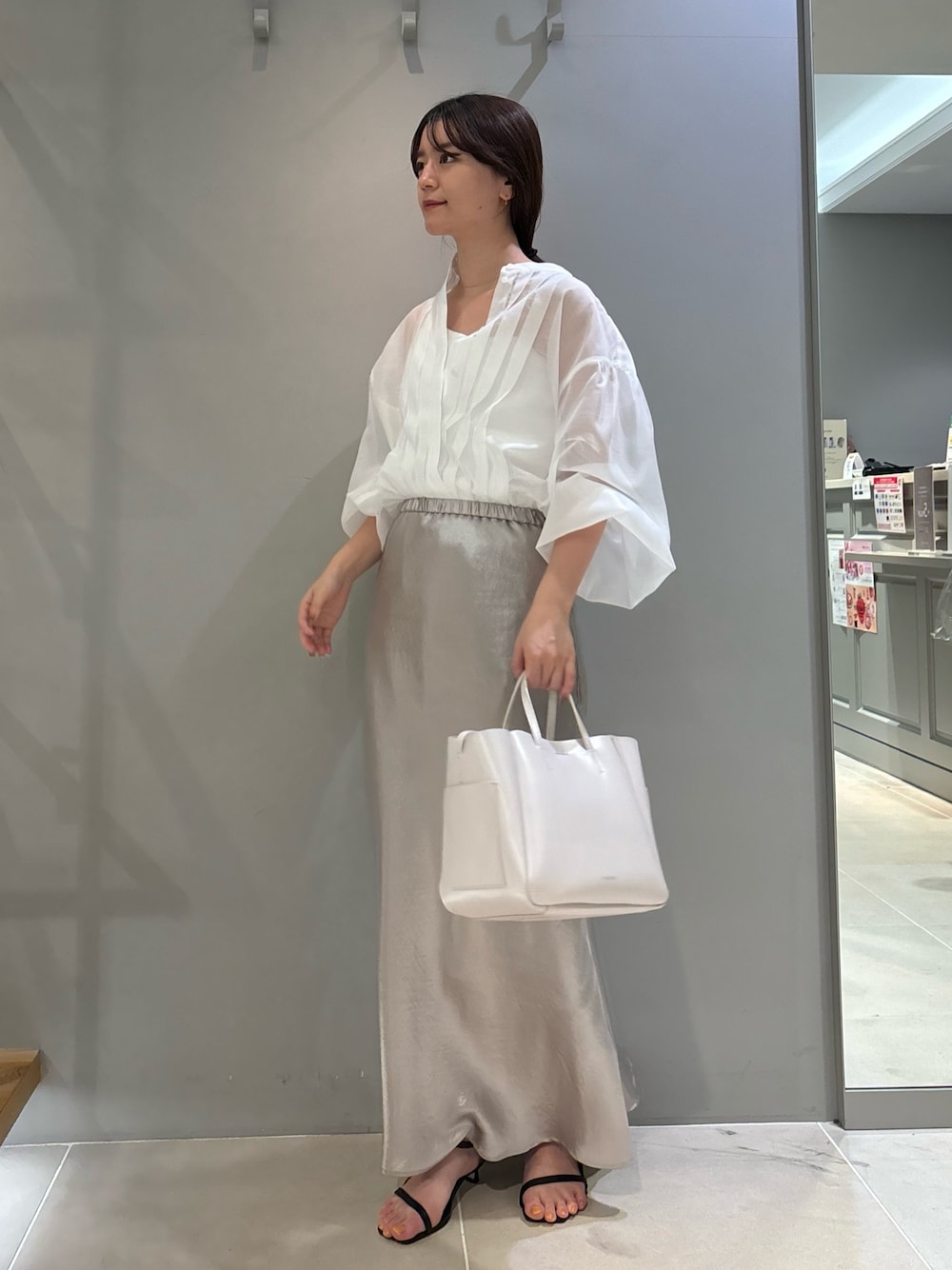 「シャツスタイル、ブラウス、スカート、春のおしゃ見えテクニック、キャミソール、ハンドバッグ、サンダル、デートコーデ、春コーデ、マーメイドスカート、レイヤードスタイル、シアートップス、Rougevif、ルージュヴィフ」｜「Rouge vifのシアータックフレアブラウス（シャツ/ブラウス、ホワイト系）」を使った、yunaさん（レディース・161cm）の春コーディネートの1枚目の写真