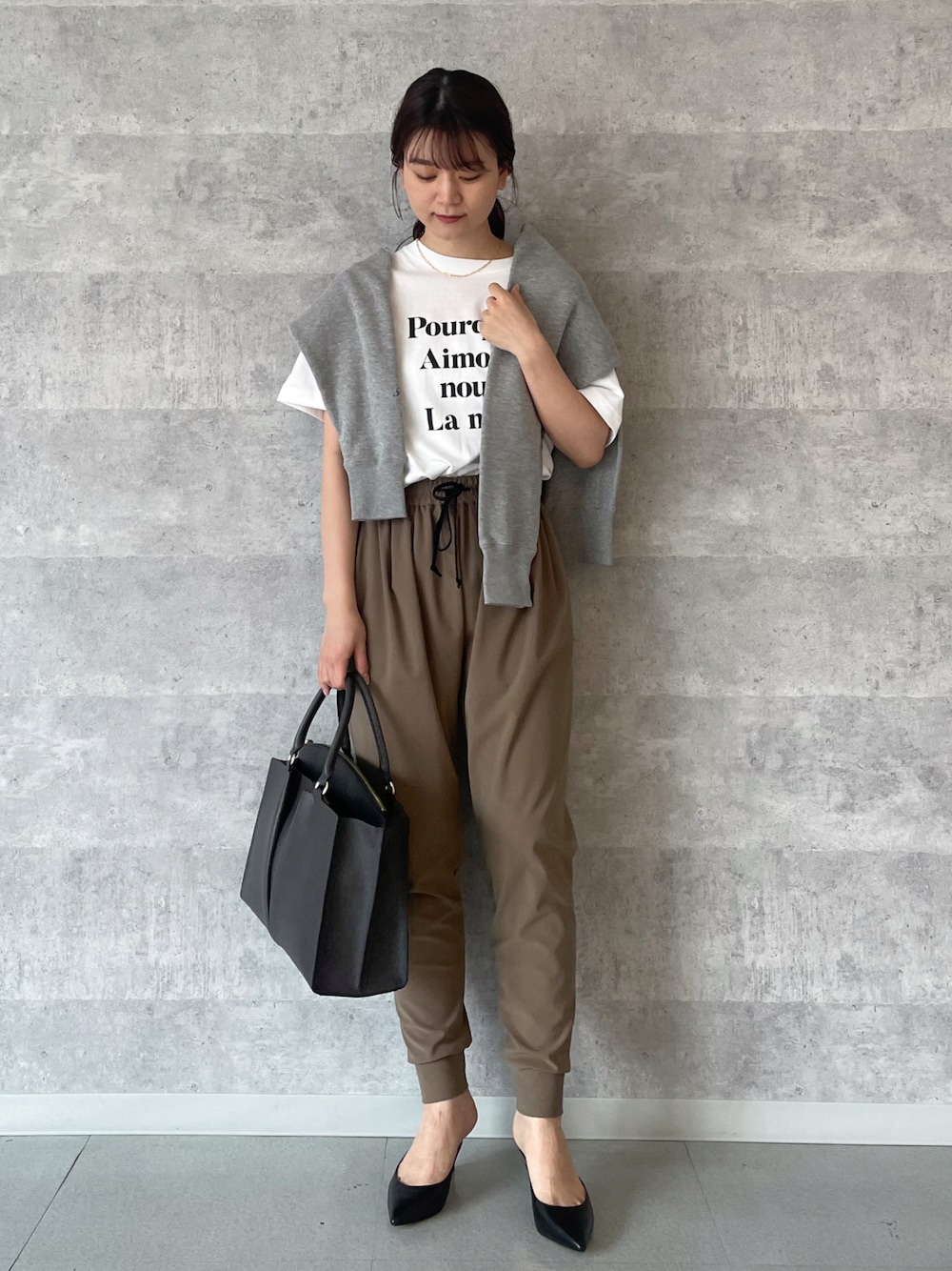 「春服みてみて、大人カジュアル、きれいめカジュアル、パンツスタイル、リラックススタイル、オフィスカジュアル、Tシャツ、メンズライク、夏コーデ、シンプルコーデ、Rougevif、ルージュヴィフ」｜「Rouge vifの吊裏毛スウェットプルオーバー（スウェット、グレー系）」を使った、yunaさん（レディース・161cm）の春コーディネートの1枚目の写真