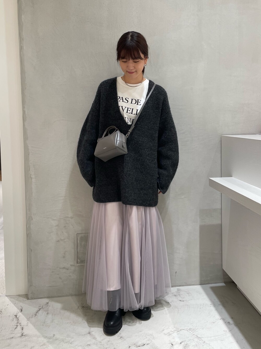 「ファッションを楽しもう、きれいめカジュアル、冬コーデ、ニット、淡色コーデ、ブーツ、レイヤードスタイル、Tシャツ、スカート、チュールスカート、ショルダーバッグ、Rougevif、ルージュヴィフ、グレー、ビッグシルエット」｜「Rouge vifの畦ニットチュニック（ニット/セーター、グレー系）」を使った、yunaさん（レディース・161cm）の秋コーディネートの1枚目の写真