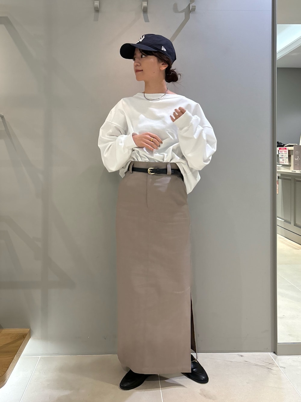 「春のおしゃ見えテクニック、スポーツミックス、春コーデ、春服みてみて、スカート、タイトスカート、スウェット、ローヒール、キャップ、Rougevif、ルージュヴィフ、お出かけコーデ、シンプルコーデ」｜「Rouge vif Annaのゆるシルエットバックヘンリーカットプルオーバー（Tシャツ/カットソー、ホワイト系）」を使った、yunaさん（レディース・161cm）の春コーディネートの1枚目の写真