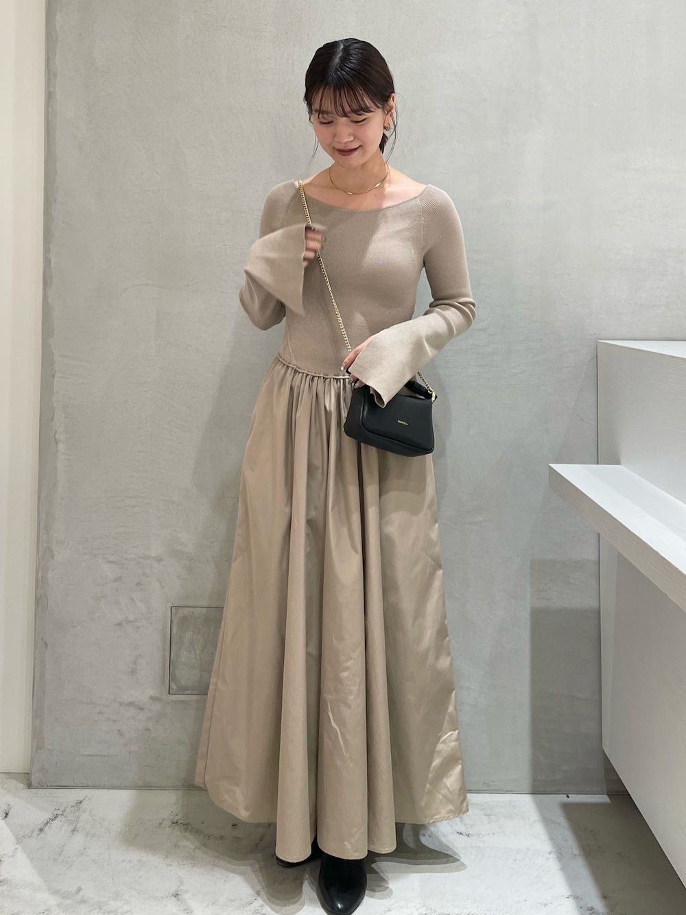 「新星WEARISTAにエントリー、冬ファッション、クリスマスに着たい服、お出かけコーデ、きれいめカジュアル、ロングスカート、淡色コーデ、ワンピース、ニットワンピース、ショルダーバッグ、ブーツ、Rougevif、ルージュヴィフ、クリスマス」｜「Rouge vifのスリーブフレアニット×布帛コンビワンピース（ワンピース、ベージュ系）」を使った、yunaさん（レディース・161cm）の冬コーディネートの1枚目の写真