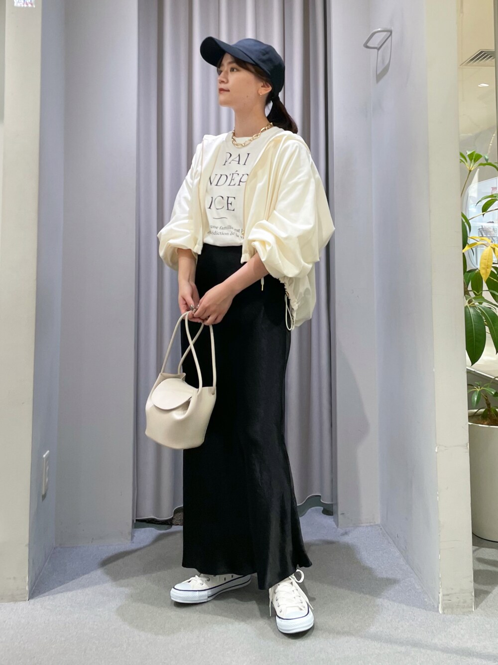「フーディー、ブルゾン、Tシャツ、スカート、ロングスカート、きれいめカジュアル、スポーツミックス、大人カジュアル、キャップ、モノトーン、ルージュヴィフ」｜「Rouge vifのフーディーブルゾン（ブルゾン、ブルー系）」を使った、yunaさん（レディース・161cm）の春コーディネートの1枚目の写真