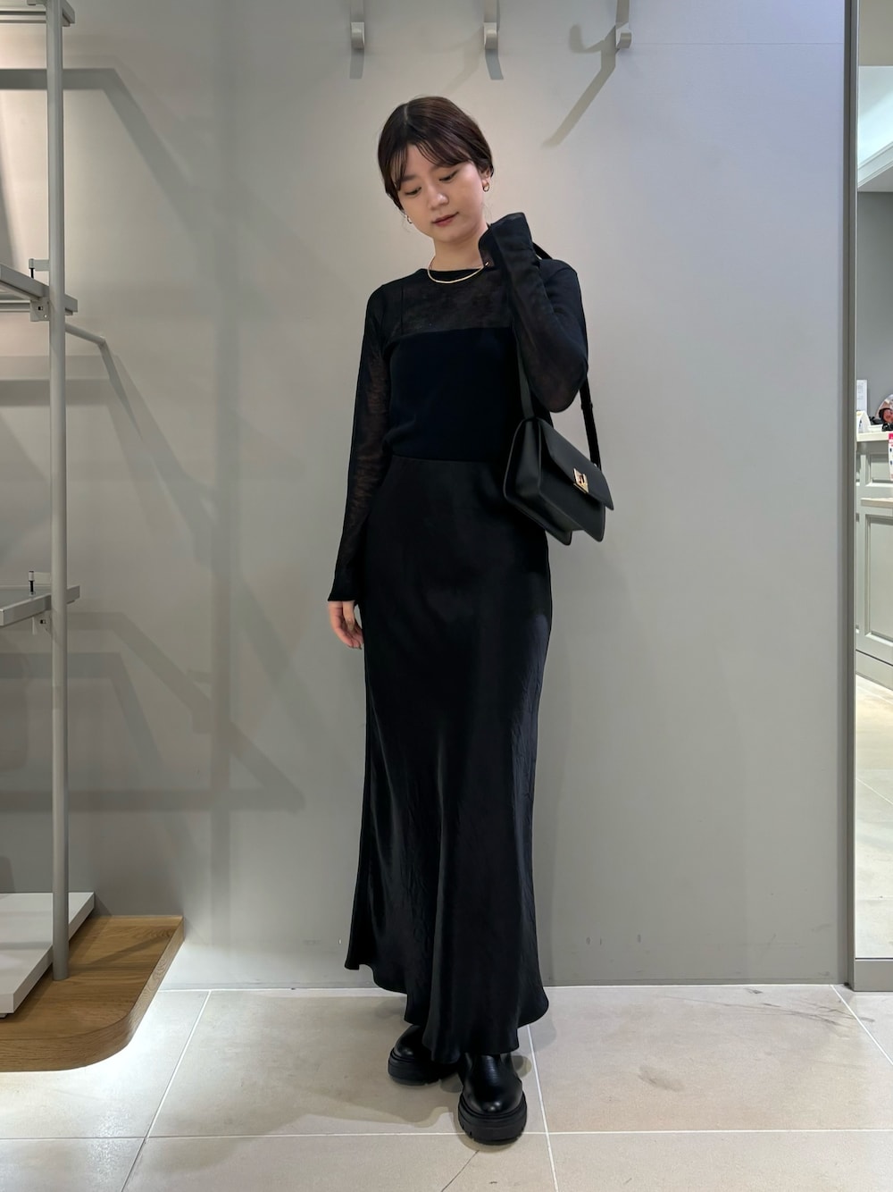 「ブラックコーデ、ニット、春ニット、スカート、サテンスカート、ブーツ、ショルダーバッグ、デートコーデ、Rougevif、ルージュヴィフ、イエベ秋」｜「Rouge vifのアイテム（ニット/セーター、ブラック系）」を使った、yunaさん（レディース・161cm）の冬コーディネートの1枚目の写真