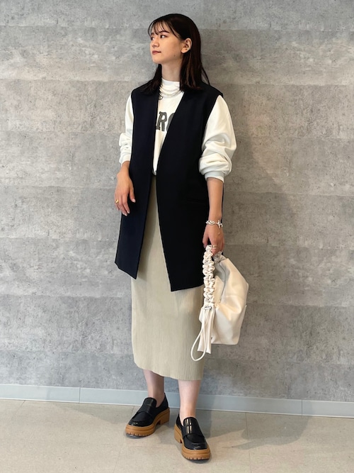 shop staff yuna│REMI RELIEF Sweatshirt Looks WEAR