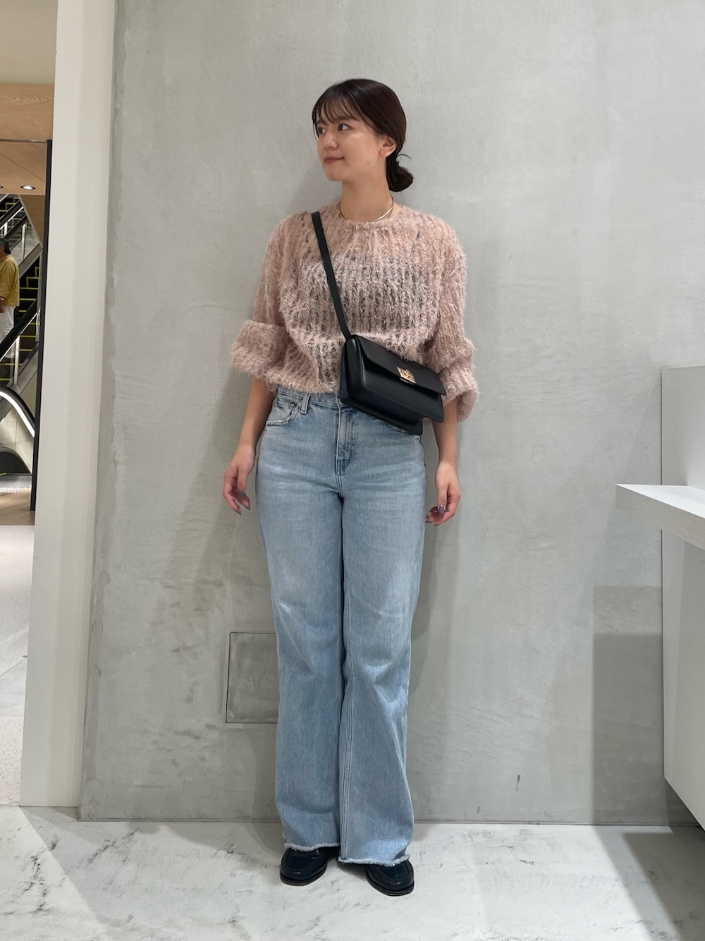「秋服まるっと大公開、ベージュ、デニム、きれいめカジュアル、ブラウス、ファー、シアートップス、ショルダーバッグ、ローファー、Rougevif、ルージュヴィフ、イエベ秋、ワイドパンツ、パフスリーブ」｜「Rouge vifのフェザーヤーンシアープルオーバー（シャツ/ブラウス、ベージュ系）」を使った、yunaさん（レディース・161cm）の秋コーディネートの1枚目の写真